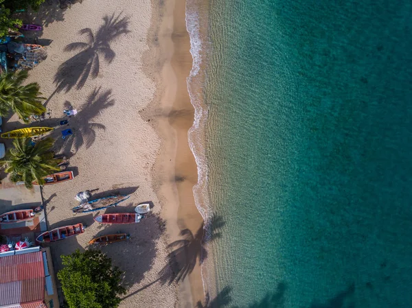 Blick auf den Strand und die Berge von Martinique von oben, auf den karibischen Inseln — Stockfoto