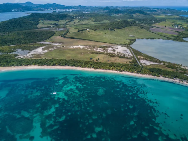 Karayip adalarında, yukarıdan Martinik plaj ve dağ manzarası
