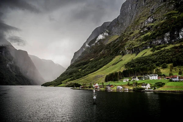 Z plavby poblíž Bergenu v Norsku se nachází pohled na Naeroyfjord UNESCO. — Stock fotografie