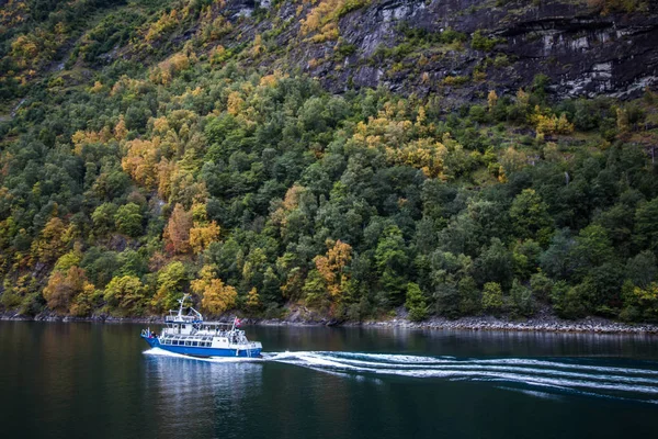 Widok na fiord Geiranger z rejsu, w Norwegii — Zdjęcie stockowe