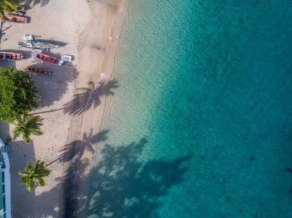 Blick auf den Strand und die Berge von Martinique von oben, auf den karibischen Inseln — Stockfoto