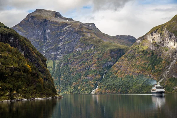 Vistas del fiordo del geiranger desde el crucero, en Noruega — Foto de Stock