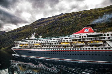 Norveç'te, seyir gelen geiranger fiyort manzarası