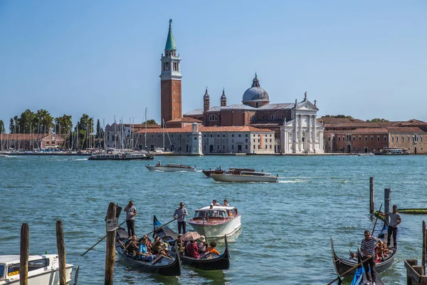 Venedik İtalya 'daki cadde ve kanalların manzarası