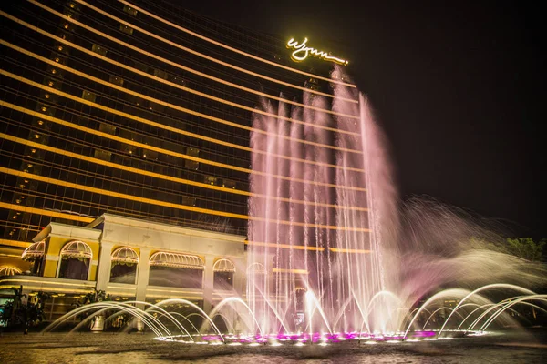 Uitzicht op de straat en casino's van Macau bij nacht — Stockfoto
