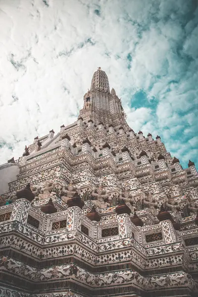 View of Wat Arun temple in Bangkok Thailand — стоковое фото