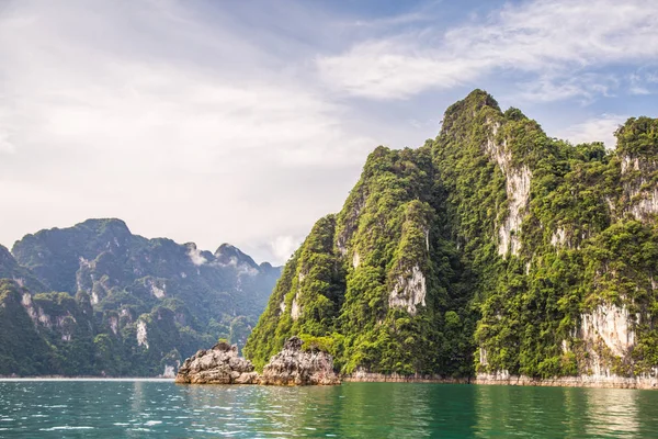 Tayland Khao Sok milli park manzarası