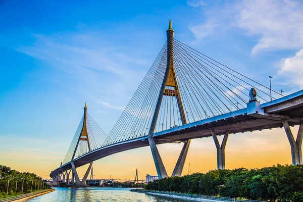 Bangkok Tayland gün batımında Bhumibol köprü manzarası