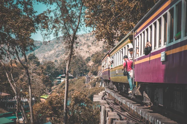 Kanchanaburi Tayland River Kwai Köprüsü'nde Ölüm Demiryolu treni