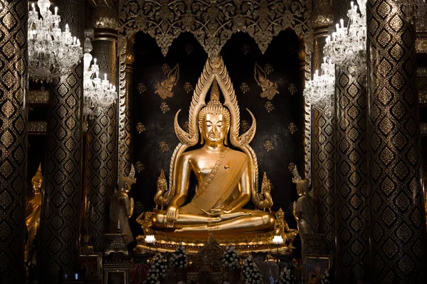 Świątynia phasornkaew z 5 buddów w północnej Tajlandii — Zdjęcie stockowe