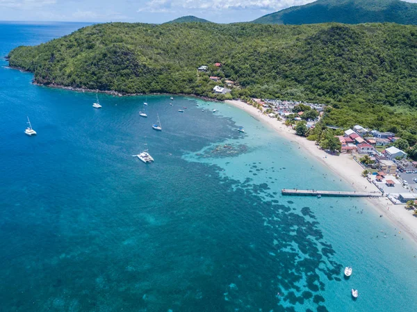 Karayip adalarında, yukarıdan Martinik plaj ve dağ manzarası