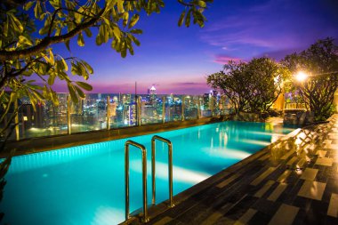 Tayland 'da gece Bangkok sokak manzarası