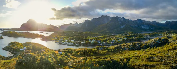 ノルウェーのロフォーテン諸島の上からのレーヌの景色 — ストック写真