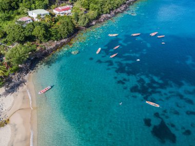 Karayip adalarında, yukarıdan Martinik plaj ve dağ manzarası