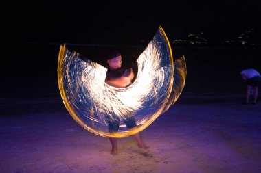 Tayland 'da Koh Samui sahilinde yangın gösterisi