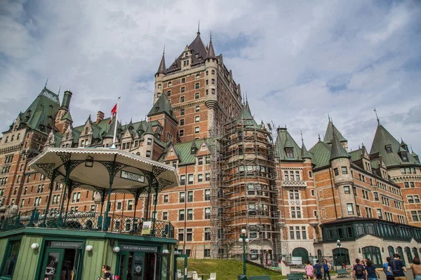 Kanada'da Quebec City sokaklarında Chateau Frontenac otel