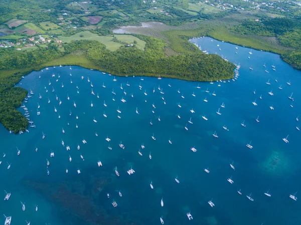 Karayip adalarında, yukarıdan Martinik plaj ve dağ manzarası