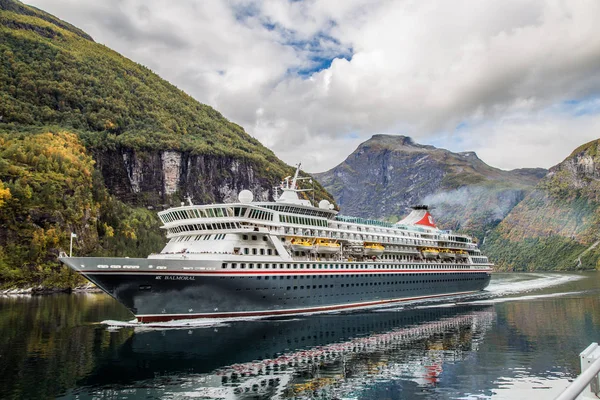 Norveç'te, seyir gelen geiranger fiyort manzarası