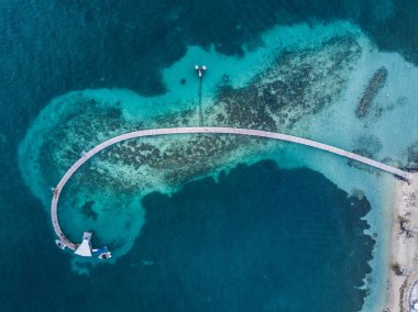 Karayip adalarında, yukarıdan Martinik plaj ve dağ manzarası