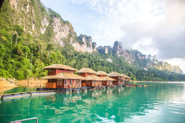 Tayland Khao Sok milli park manzarası