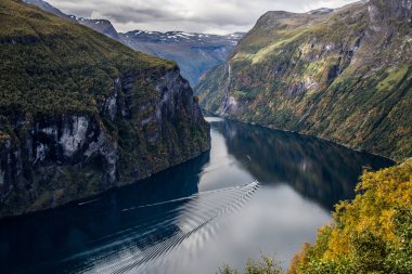 Norveç'te, seyir gelen geiranger fiyort manzarası