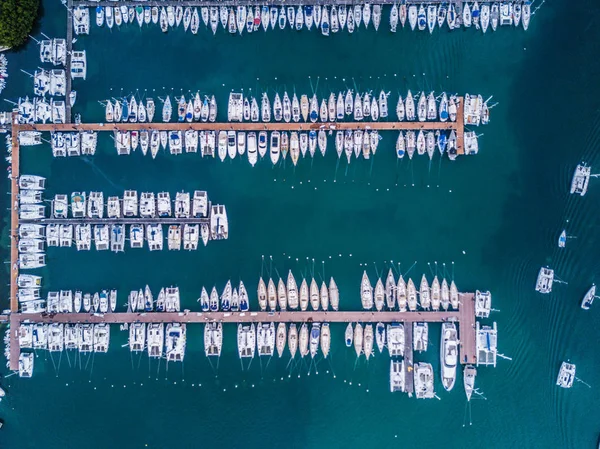 Karayip adalarında, yukarıdan Martinik plaj ve dağ manzarası