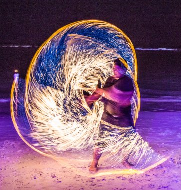 Tayland 'da Koh Samui sahilinde yangın gösterisi