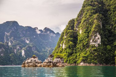 Tayland Khao Sok milli park manzarası