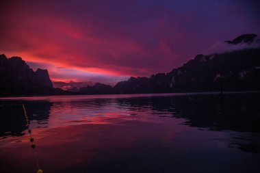 Tayland Khao Sok milli park manzarası