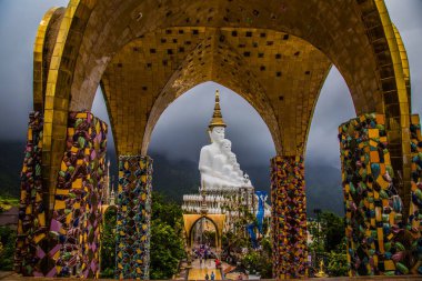 Kuzey Tayland'da 5 buda ile Phasornkaew Tapınağı