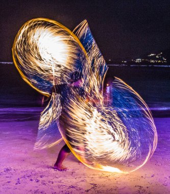 Tayland 'da Koh Samui sahilinde yangın gösterisi