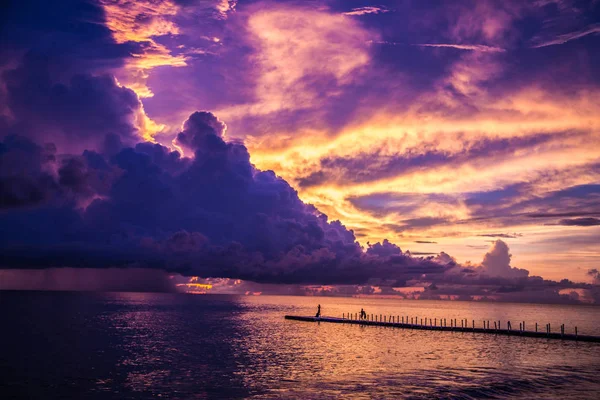Khao Lak beach resort manzaraları gün batımında, Tayland