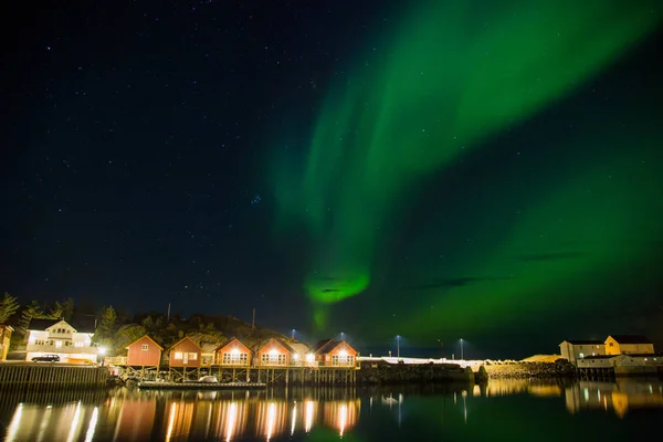 Nordlichter über den hohen Inseln Norwegens — Stockfoto