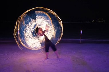 Tayland 'da Koh Samui sahilinde yangın gösterisi