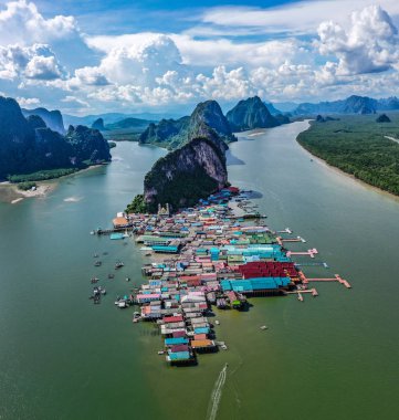 Tayland Phang Nga milli parkı Panyee Müslüman yüzen köy havadan görünümü