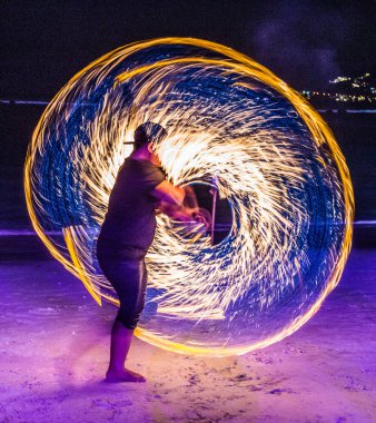 Tayland 'da Koh Samui sahilinde yangın gösterisi