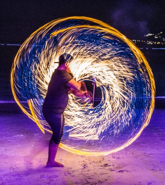 Tayland 'da Koh Samui sahilinde yangın gösterisi