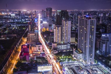 Tayland 'da gece Bangkok sokak manzarası