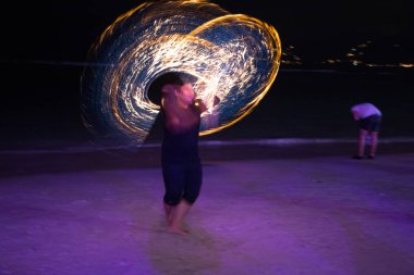 Tayland 'da Koh Samui sahilinde yangın gösterisi