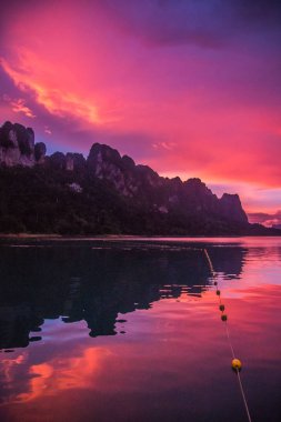 Tayland Khao Sok milli park manzarası