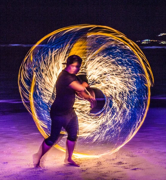 Tayland 'da Koh Samui sahilinde yangın gösterisi