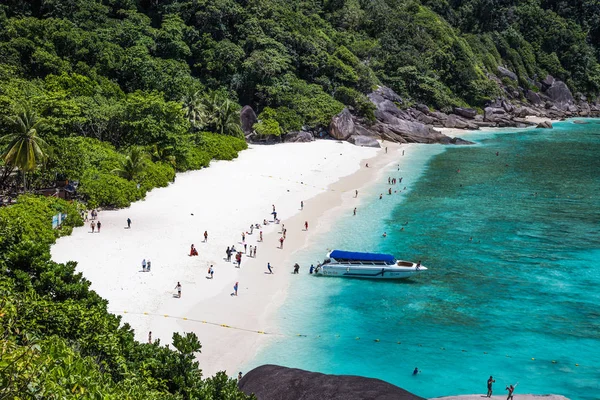 Similan vue sur l'île depuis la plage et au-dessus, en Thaïlande — Photo