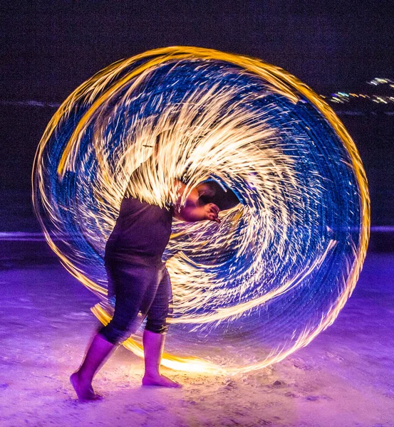Tayland 'da Koh Samui sahilinde yangın gösterisi