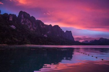 Tayland Khao Sok milli park manzarası