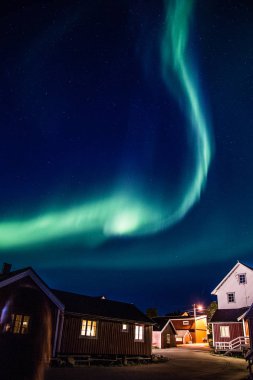 Norveç'te Lofoten adalarında Reine üzerinde Kuzey ışıkları