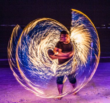 Tayland 'da Koh Samui sahilinde yangın gösterisi