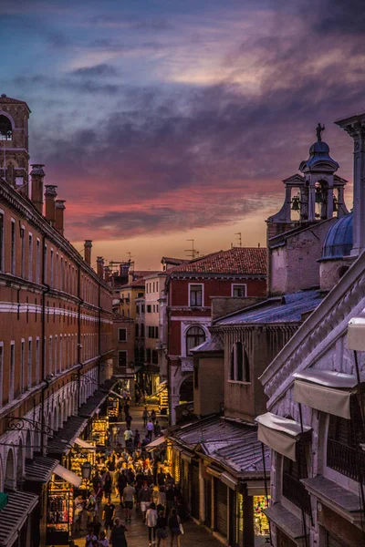 Venedik İtalya 'daki cadde ve kanalların manzarası