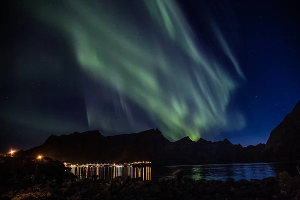 Noorderlicht boven reine op de Lofoten eilanden in Noorwegen — Stockfoto