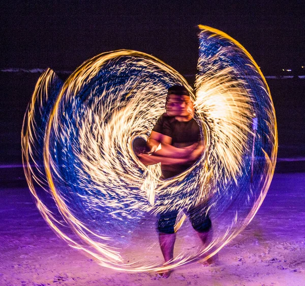 Tayland 'da Koh Samui sahilinde yangın gösterisi