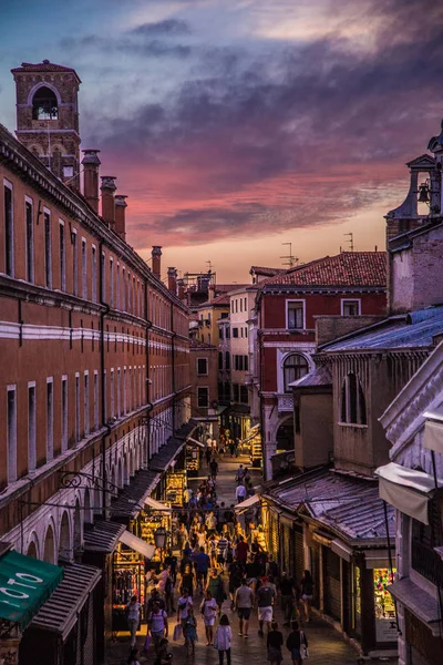 Venedik İtalya 'daki cadde ve kanalların manzarası